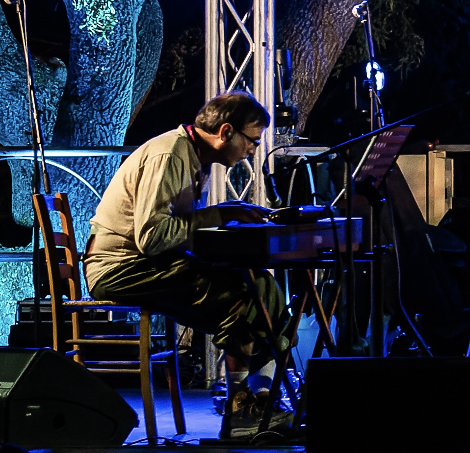 Maurizio Pulina al pianoforte durante il festival Ittiritmi a Ittiri
