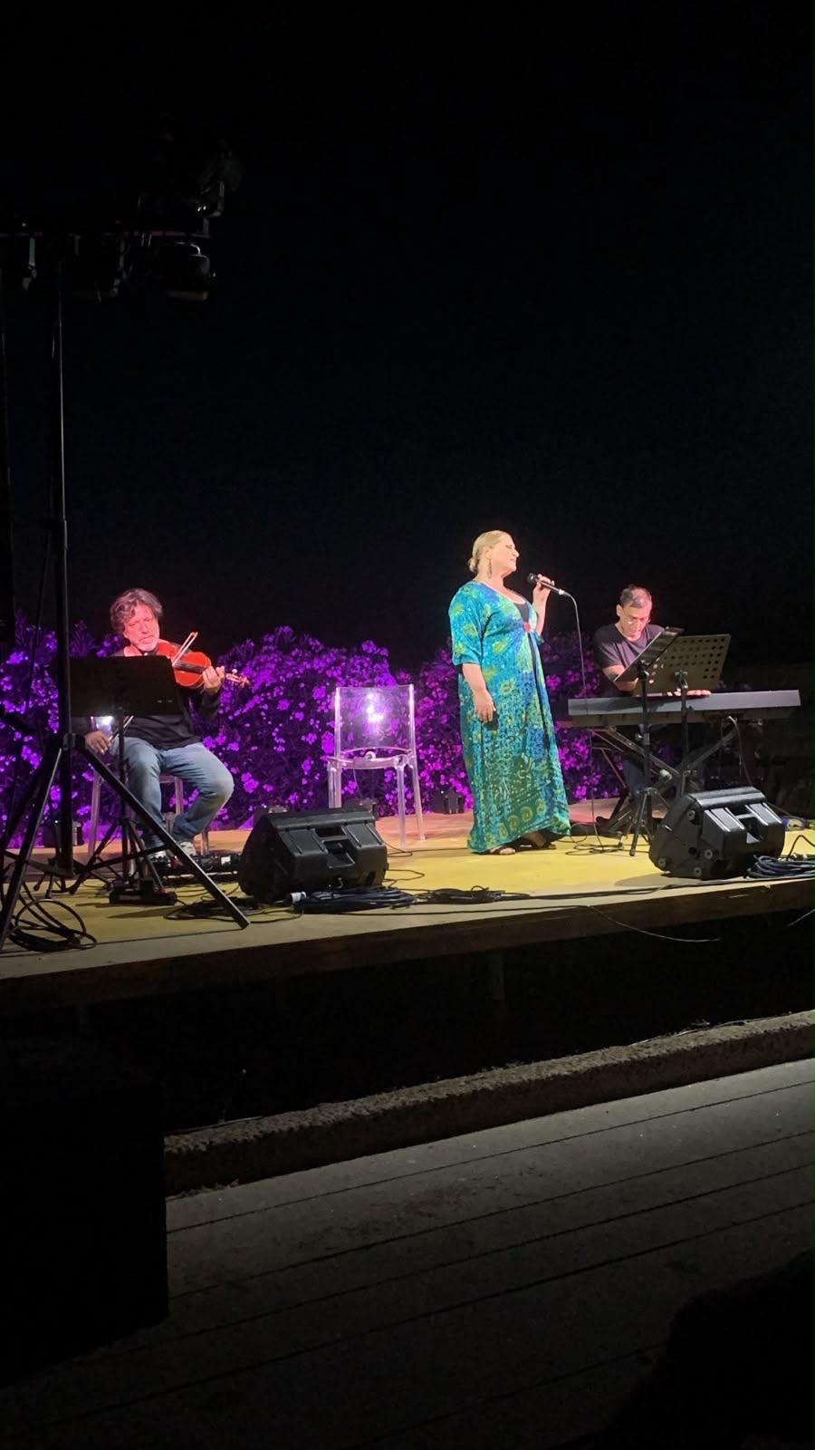 Peppino Anfossi al violino, Rita Casiddu alla voce e Maurizio Pulina al pianoforte sulla terrazza del Castello dei Doria a Castelsardo