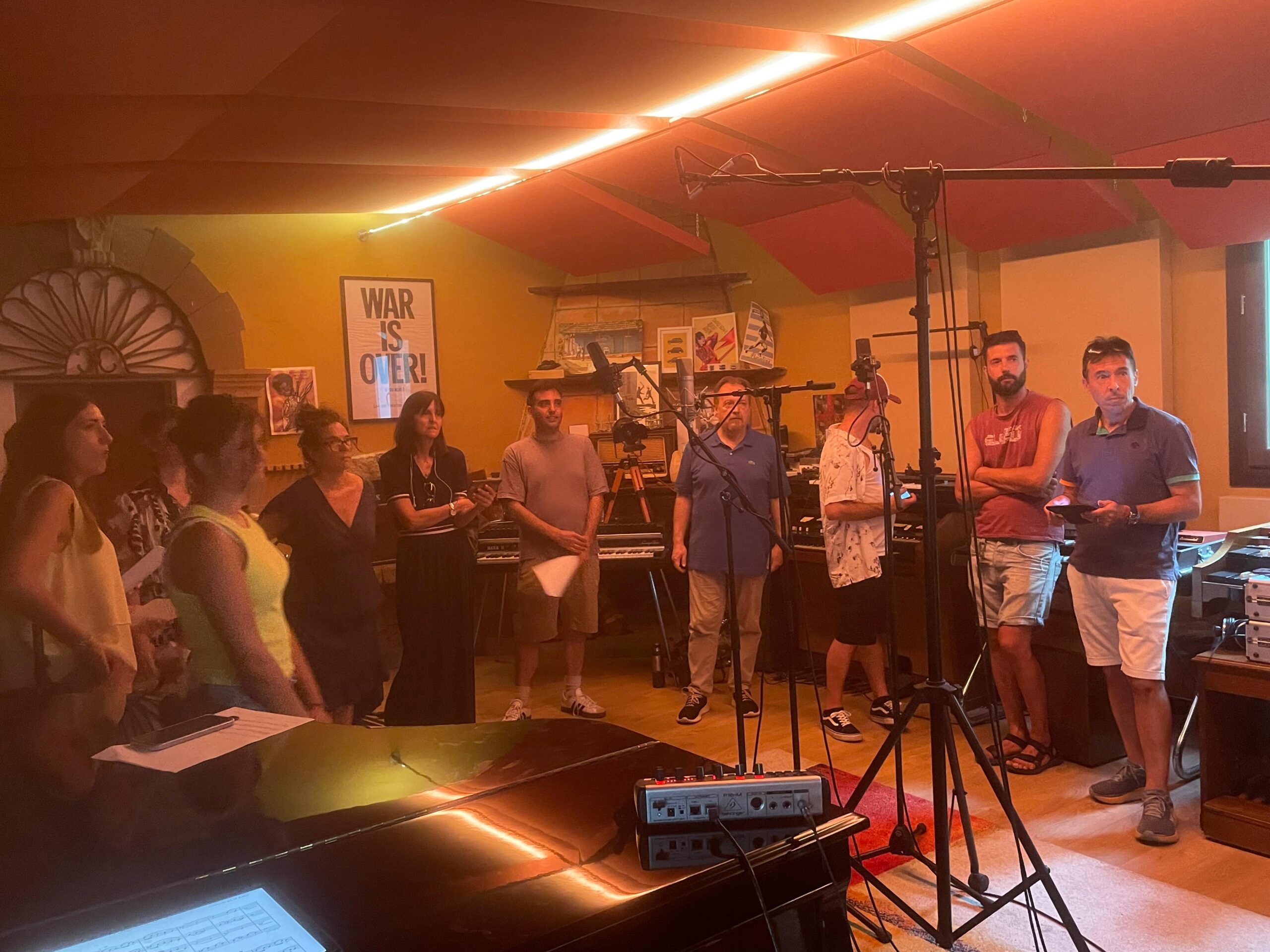 Coro in sala di registrazione durante la sessione del brano Letterina di Dio